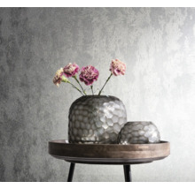 Decoratieve zilverkleurige vazen met bloemen op een bijzettafel