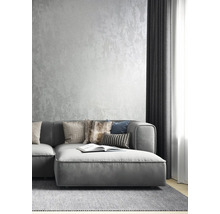 Woonkamer met grijze bank, kussens en behang met motief