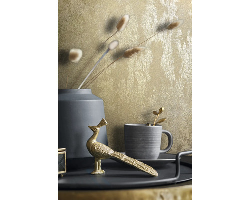 Decoratieve stilleven scène met goudkleurig behang, vaas, kop en pauwenbeeldje