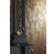 Close-up van een behang met patroon naast een versierde schoorsteenmantel en een flamingo beeldje.