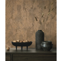 Decoratief stilleven met schaal walnoten, vazen en patroonbehang