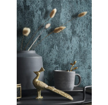 Decoratief behang met abstracte structuren, gecombineerd met een vaas, een beker en een pauwenbeeldje