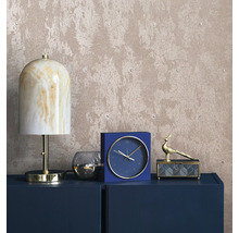 Decoratief interieur met lamp, klok en juwelendoos op een dressoir voor een gestructureerd behang