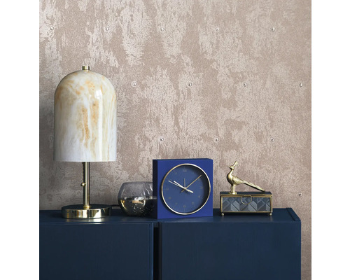 Decoratief interieur met lamp, klok en juwelendoos op een dressoir voor een gestructureerd behang