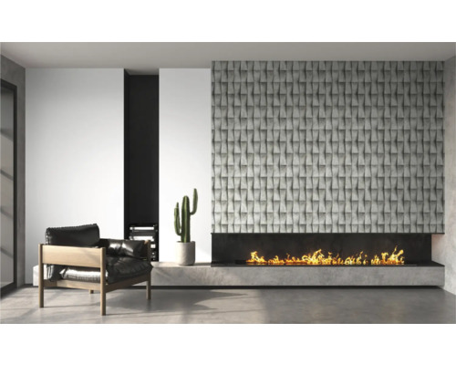 Moderne woonkamer met fauteuil, open haard en decoratieve wandbekleding