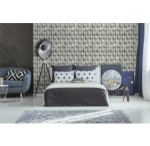 Slaapkamer met gestructureerd behang, bed, bank en vloerlamp