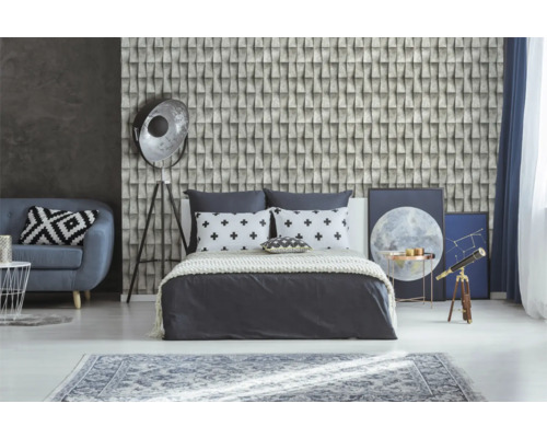 Slaapkamer met gestructureerd behang, bed, bank en vloerlamp