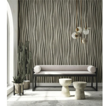 Woonkamer met gestructureerd wandpaneel, bank en decoratieve elementen