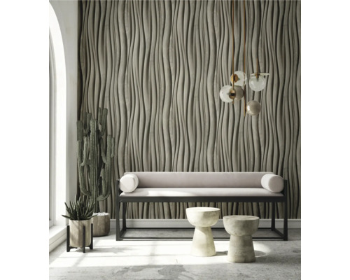 Woonkamer met gestructureerd wandpaneel, bank en decoratieve elementen