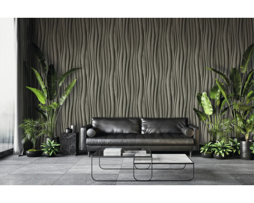 Woonkamer met zwarte bank, salontafel en decoratieve wandbekleding