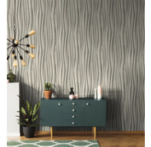 Woonkamer met grijze wandbekleding met golfmotief, dressoir en lamp
