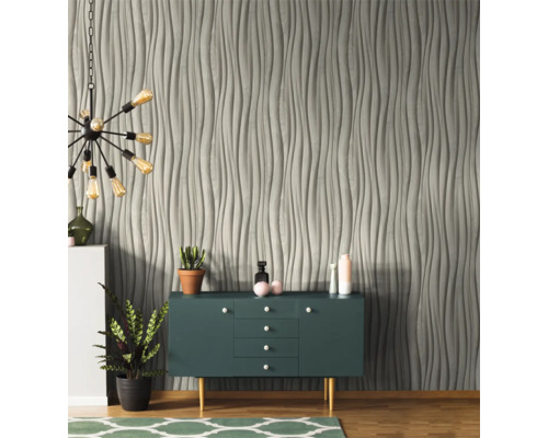 Woonkamer met grijze wandbekleding met golfmotief, dressoir en lamp