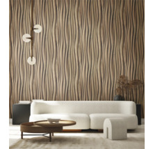 Woonkamer met gestructureerd wandpaneel, bank, tafel en decoratie