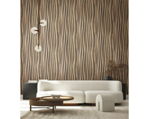 Woonkamer met gestructureerd wandpaneel, bank, tafel en decoratie