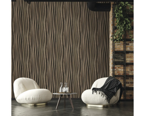 Woonkamer met design wandpanelen, fauteuils en bijzettafel