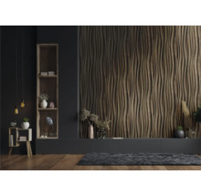 Woonkamer met donkere muur, houten rek, houten lambrisering en decoratie