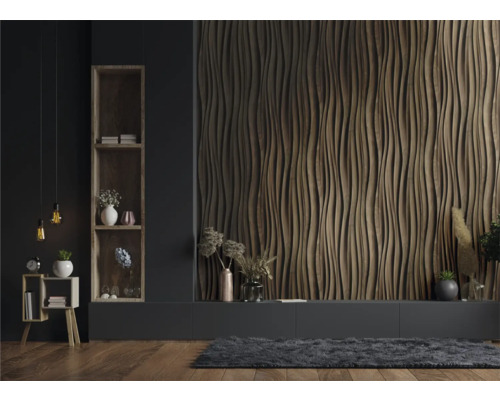 Woonkamer met donkere muur, houten rek, houten lambrisering en decoratie