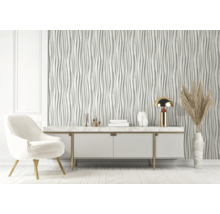 Moderne woonkamer met witte 3D-wandpanelen, dressoir, fauteuil en decoraties