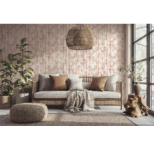 Woonkamer met bamboebehang, rotan bank, kussens, vloerkleed, tafel en lamp