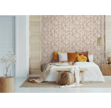 Slaapkamer met patroonbehang, bed en houten accenten voor een heldere en vriendelijke sfeer.