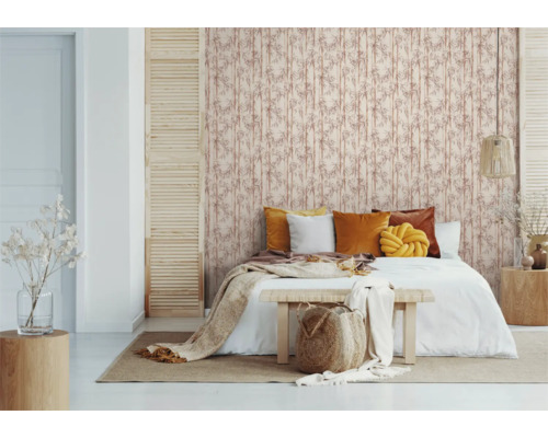 Slaapkamer met patroonbehang, bed en houten accenten voor een heldere en vriendelijke sfeer.