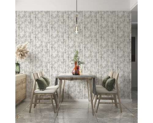 Eetkamer met bamboe behang, houten tafel en stoelen