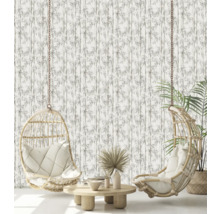 Kamerdecoratie met bamboe behang, rotan stoelen en houten tafel voor een heldere, georganiseerde sfeer