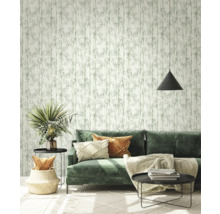 Woonkamer met bamboe behang, bank, kussens en decoratie