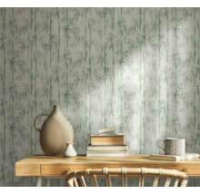 Scene met bamboebehang, bureau, boeken en decoraties voor een werkkamer