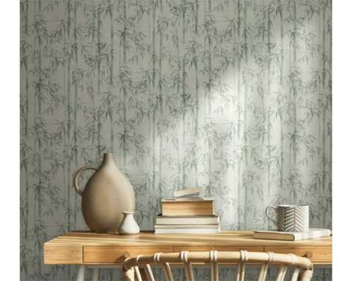 Scene met bamboebehang, bureau, boeken en decoraties voor een werkkamer