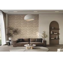 Woonkamer met bank, patroonbehang, hanglamp en decoratie