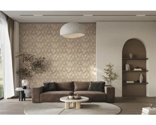 Woonkamer met bank, patroonbehang, hanglamp en decoratie