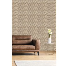 Woonkamer met patroonbehang, bank en bijzettafel