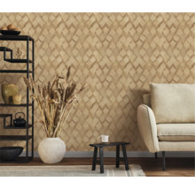 Woonkamer met patroonbehang, bank, rek en decoraties voor een gezellige sfeer