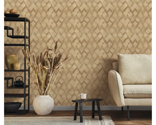 Woonkamer met patroonbehang, bank, rek en decoraties voor een gezellige sfeer