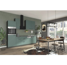 Keukenscène met inbouwkeuken, eettafel en stoelen in een lichte en vriendelijke ruimte.