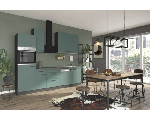 Keukenscène met inbouwkeuken, eettafel en stoelen in een lichte en vriendelijke ruimte.