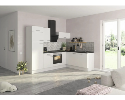 Lichte keuken met witte kasten, zwart aanrechtblad en afzuigkap