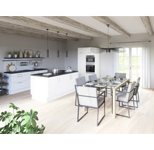 Lichte keuken met kookeiland, eettafel en stoelen in een ruime kamer.