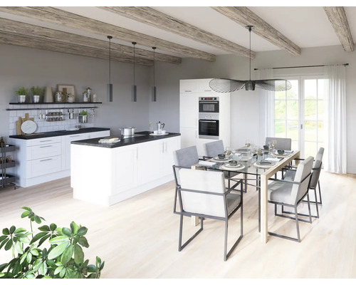 Lichte keuken met kookeiland, eettafel en stoelen in een ruime kamer.