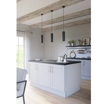 Lichte keuken met kookeiland en drie hanglampen