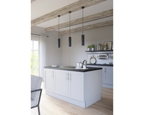 Lichte keuken met kookeiland en drie hanglampen