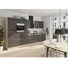 Moderne keuken met grijze kasten, eettafel en stoelen.