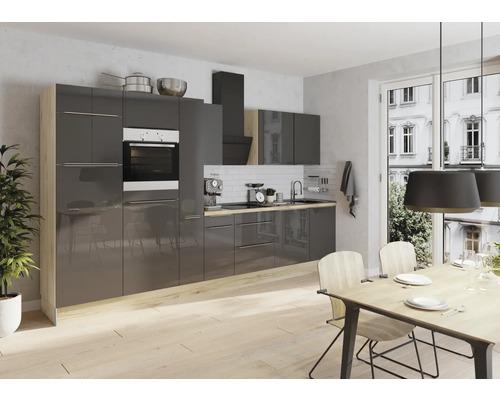 Moderne keuken met grijze kasten, eettafel en stoelen.