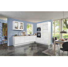 Lichte keuken met witte kasten, werkblad in houtlook en eettafel