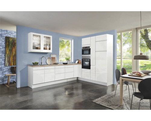 Lichte keuken met witte kasten, werkblad in houtlook en eettafel