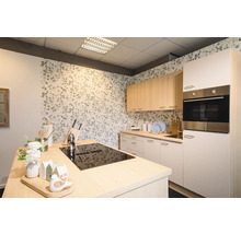 Moderne keuken met kookeiland, ingebouwde oven en bloemenbehang