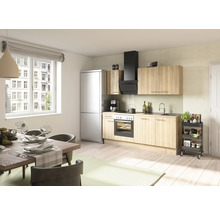 Lichte keuken met eettafel, kitchenette, koelkast en afzuigkap.