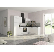 Lichte keuken met witte kasten, een donker aanrechtblad en afzuigkap.