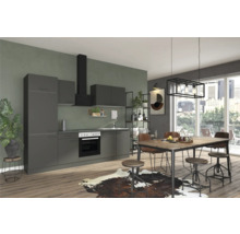 Moderne keuken met eettafel, stoelen en kitchenette in een heldere, open ruimte.